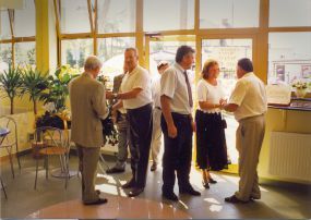 Otwarcie Cukierni Tiramisu 16.08.1997 r. -  Wojciech Stykowski wita gości oraz pierwszych klientów