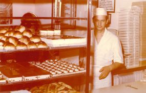 Wojciech Stykowski w swoim sklepie na Warszawskiej Starówce - lata 70-te