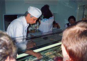 Wojciech Stykowski podaje lody w sklepie na Starówce - koniec lat 80-tych. Przy kasie pracuje Żona Wojciecha Zuzanna